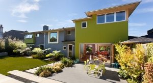 Частный дом оформлен с использованием современных отделочных материалов Чем обшить дом: фото фасадов частных домов