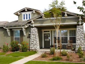 Стильное сочетание штукатурки и природного камня Стильное сочетание штукатурки и природного камня