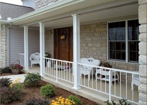 Фасад дома оформлен гиперпрессоваными плитами, имитирующими природный камень Фасад дома оформлен гиперпрессоваными плитами, имитирующими природный камень