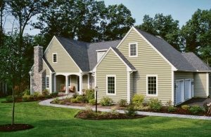 В отделке дома использован окрашенный металлический сайдинг В отделке дома использован окрашенный металлический сайдинг