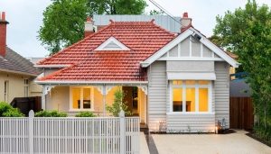 Компактный дачный домик, облицованный белым сайдингом Компактный дачный домик, облицованный белым сайдингом