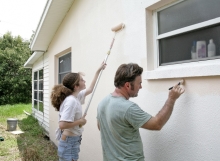 Покраска наружных стен дома своими руками
