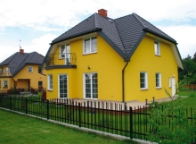 Фасад дома желтого цвета