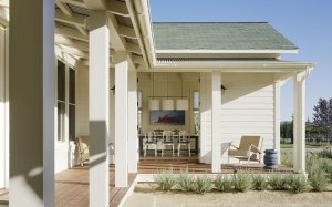 Навес обустроен по периметру фасадных стен дома Навес обустроен по периметру фасадных стен дома