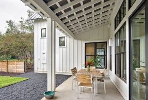 Навес построен из дерева и окрашен белой фасадной краской Навес построен из дерева и окрашен белой фасадной краской