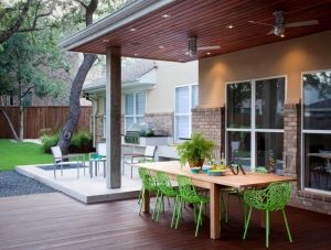 Широкий деревянный навес, под которым оборудована комфортная зона отдыха Широкий деревянный навес, под которым оборудована комфортная зона отдыха