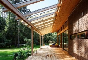 Козырек из поликарбоната на деревянных подпорах Козырек из поликарбоната на деревянных подпорах