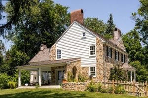 Небольшой навес над входом укрыт листовым металлом Небольшой навес над входом укрыт листовым металлом