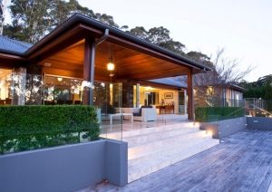 Под деревянным навесом можно расположить удобные кресла, для отдыха в летнее время Под деревянным навесом можно расположить удобные кресла, для отдыха в летнее время