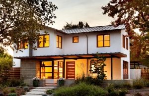 Навес построен с использованием дерева, профильного и листового металла Навес построен с использованием дерева, профильного и листового металла