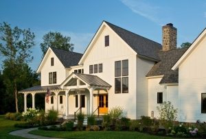 Козырек над крыльцом оформлен в общем стилевом решении всего здания Козырек над крыльцом оформлен в общем стилевом решении всего здания