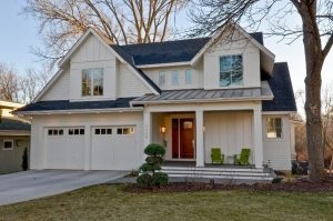 Козырек из дерева выкрашен в белый цвет и укрыт металлическими листами Козырек из дерева выкрашен в белый цвет и укрыт металлическими листами