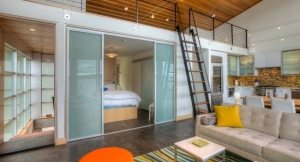 Спальня отделена от основного помещения раздвижными стеклянными дверями Межкомнатные двери купе, фото различных конструкций