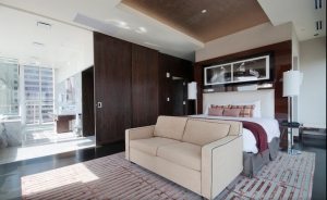 Темные подвесные межкомнатные двери купе из массива дерева Темные подвесные межкомнатные двери купе из массива дерева