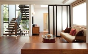 Навесные двери купе из матового стекла в гостиной Навесные двери купе из матового стекла в гостиной