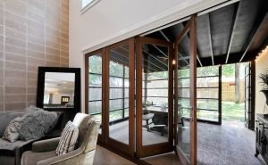 Панорамные складные двери купе на закрытую террасу Панорамные складные двери купе на закрытую террасу