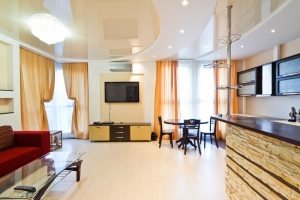 Двухуровневые натяжные потолки в современной гостиной Двухуровневые натяжные потолки в современной гостиной