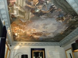 Тканевый натяжной потолок в стиле барокко Тканевый натяжной потолок в стиле барокко