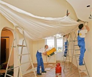 Работы по монтажу натяжного потолка производятся быстро и чисто Работы по монтажу натяжного потолка производятся быстро и чисто