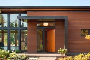 Г-образный козырек над крыльцом облицован керамогранитом Г-образный козырек над крыльцом облицован керамогранитом