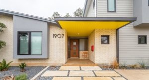 Деревянный навес над крыльцом окрашен в яркий желтый цвет Навес над крыльцом частного дома. Фото этапов работ