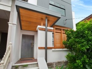 Навес примыкает к стенам и оборудован дополнительной металлической опорой Навес примыкает к стенам и оборудован дополнительной металлической опорой