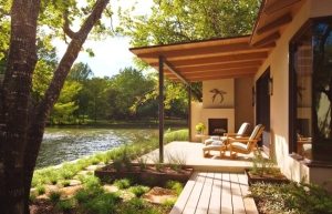 Навес над крыльцом из дерева дополнен П-образной опорой Навес над крыльцом из дерева дополнен П-образной опорой