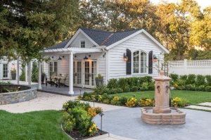 Деревянный навес, пристроенный к дому Деревянный навес, пристроенный к дому