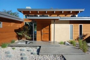 Небольшой навес над крыльцом современного дома Небольшой навес над крыльцом современного дома