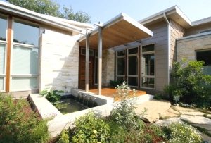 В навес над крыльцом вмонтированы точечные светильники В навес над крыльцом вмонтированы точечные светильники