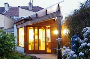 Навес треугольной формы из поликарбоната Навес треугольной формы из поликарбоната