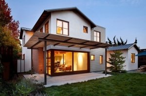 Небольшой навес над открытой площадкой, примыкающей к дому Небольшой навес над открытой площадкой, примыкающей к дому