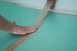 Проклеивание стыков между листами подложки Проклеивание стыков между листами подложки