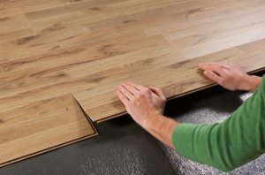 Подложка под ламинат должна обладать высокими влагозащитными свойствами Подложка под ламинат должна обладать высокими влагозащитными свойствами