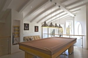 Оригинальный двухуровневый потолок в бильярдной Подвесные потолки из гипсокартона: фото, дизайн разных комнат