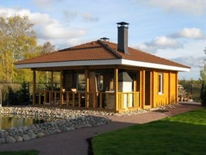 Баня из сруба с террасой и печью Баня из сруба с террасой и печью