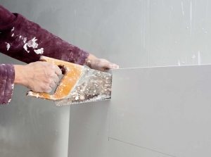 Лист гипсокартона легко режется с помощью обычной ножовки Лист гипсокартона легко режется с помощью обычной ножовки