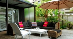 Небольшая летняя терраса с оригинальным интерьером Небольшая летняя терраса с оригинальным интерьером