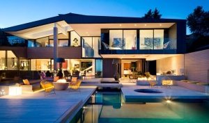 Дизайнерская летняя терраса с открытым бассейном Дизайнерская летняя терраса с открытым бассейном