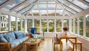 Просторная веранда с деревянной мебелью Просторная веранда с деревянной мебелью