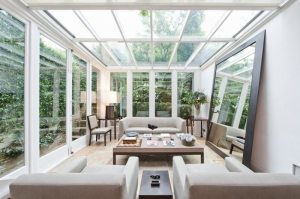 Уютная веранда со стеклянными стенами и потолком Уютная веранда со стеклянными стенами и потолком