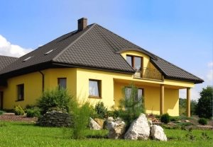 Крыша дома укрыта металлочерепицей Крыша дома укрыта металлочерепицей