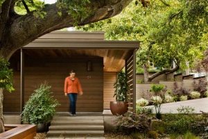 Монолитное крыльцо изготовлено из бетона Монолитное крыльцо изготовлено из бетона