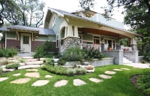 Основное и дополнительное крыльцо в доме выполнены в одинаковом стиле Основное и дополнительное крыльцо в доме выполнены в одинаковом стиле