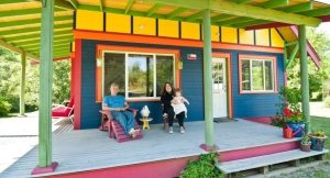 Деревянное крыльцо окрашено в различные яркие цвета Выбор крылец для частного дома, фото готовых работ