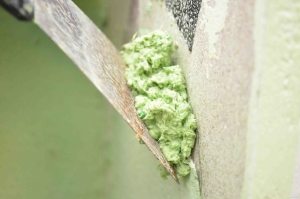 Нанесение жидких обоев с помощью шпателя Нанесение жидких обоев с помощью шпателя