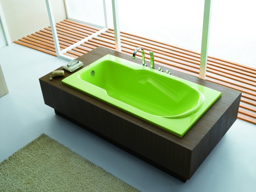 Цветная акриловая ванна