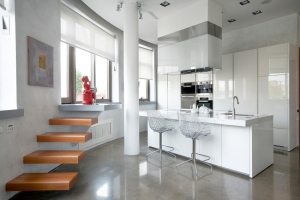 Современный дизайн белой кухни с использованием барной стойки Современный дизайн белой кухни с использованием барной стойки