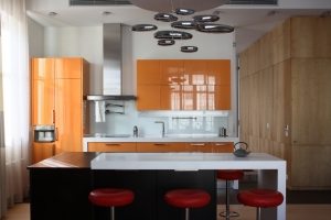 Поверхности рабочей зоны и барной стойки выполнены из одинакового глянцевого материала Поверхности рабочей зоны и барной стойки выполнены из одинакового глянцевого материала