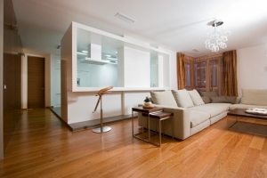 В частично демонтированной стене между комнатами обустроена барная стойка В частично демонтированной стене между комнатами обустроена барная стойка